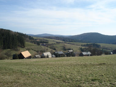 Dorfweg mit Panorama