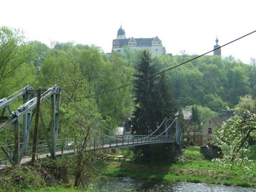 Schau ... Schau... Schaukelbrücke (unten) unterhalb der Rochsburg (oben mitte)