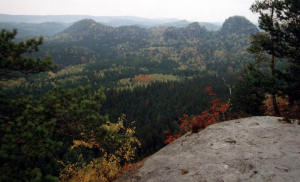 Blick vom Raubschloß zu den Lorenzsteinen